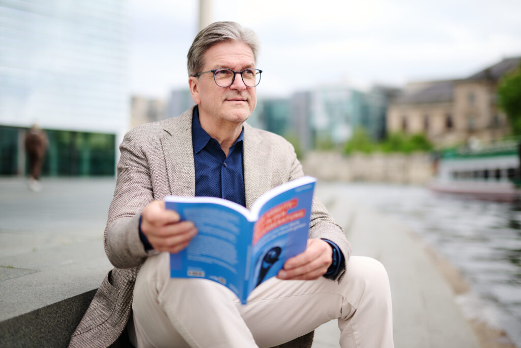 Ralf Haase mit seinem Buch.